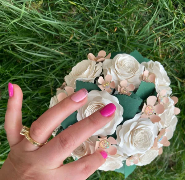 Letná kytica z papierových kvetov vhodná aj na svadbu